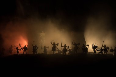 Ortaçağ savaş sahnesi. Şekillerin siluetleri ayrı nesnelerdi. Geceleri savaşçılar arasında savaşırlardı. Yaratıcı sanat dekorasyonu. Sisli bir arka plan. Seçici odak