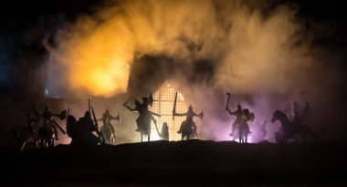 Ortaçağ savaş sahnesi. Şekillerin siluetleri ayrı nesnelerdi. Geceleri savaşçılar arasında savaşırlardı. Yaratıcı sanat dekorasyonu. Sisli bir arka plan. Seçici odak