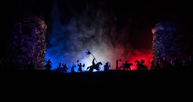 Ortaçağ savaş sahnesi. Şekillerin siluetleri ayrı nesnelerdi. Geceleri savaşçılar arasında savaşırlardı. Yaratıcı sanat dekorasyonu. Sisli bir arka plan. Seçici odak