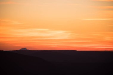 Dağ tepelerinde renkli günbatımı. Azerbaycan 'ın güzel manzarası.