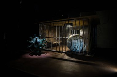 Corona virüsü yaratıcı konsepti kilitledi. Dünya gezegeni eski hapishanenin içinde kapana kısıldı. Yaratıcı sanat dekorasyonu. Seçici odak