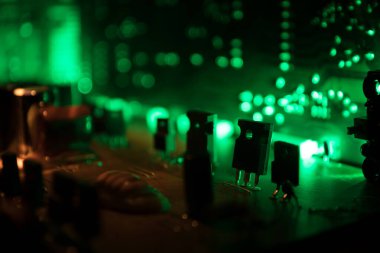 Elektronik bir cihazın içindeki modern teknolojinin yaratıcı konsepti. Elektronik devre kartı sade bir şekilde kapanır. Seçici odak