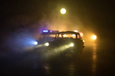 Polis arabası sisli bir arabayı gece takip ediyor. 911 acil durum arabası suç mahalline doğru hızla gidiyor. Seçici odak