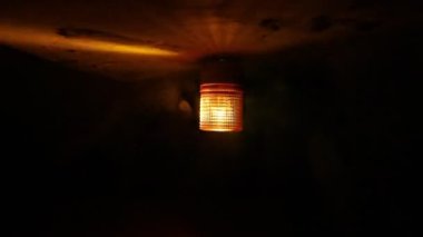 Alarm ışığının koyu arkaplandaki yakın çekim görüntüleri