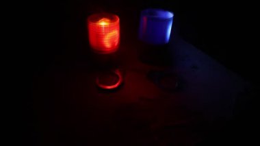 Koyu arkaplanda polis kırmızı ve mavi alarm ışıklarının yakın çekim görüntüleri