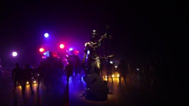 Kanun ya da diktatörlük kavramı yok. İsyan karşıtı polis miğferi tutan Adalet Anıtı. Renkli sisli arkaplan görüntüleriyle yaratıcı sanat dekorasyonu