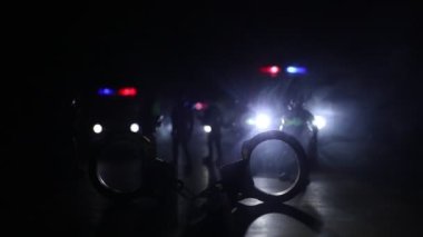 Minyatür polis arabalarının karanlık arka planda ışıkları olan yakın çekim görüntüleri.