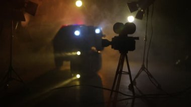 Minyatür film sahnesinin kamera ışığı ve polis arabalarıyla yakın çekim görüntüleri.