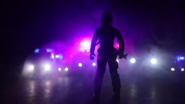 Çevik kuvvet polisi hazır olmak için işaret verdi. Hükümetin güç kavramı. Özel harekat polisi iş başında. Karanlık arka planda ışıklarla tüttürmek. Mavi kırmızı yanıp sönen sirenler. Seçici odak