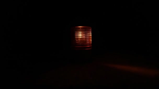 Close Footage Dari Alarm Cahaya Pada Latar Belakang Gelap — Stok Video