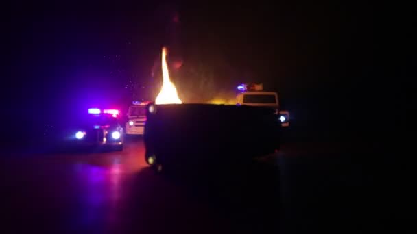 Coche Policía Persiguiendo Coche Por Noche Con Niebla Fondo 911 — Vídeos de Stock