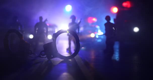 Polizia Irruzione Notte Lei Arresto Silhouette Manette Con Auto Della — Video Stock