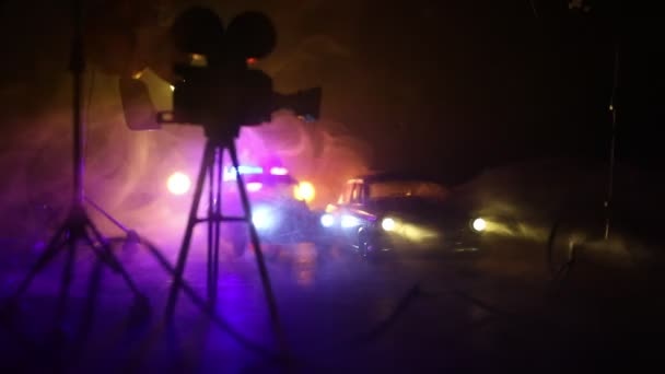 Nahaufnahme Von Miniatur Filmbühne Mit Kameraleuchte Und Polizeiautos — Stockvideo