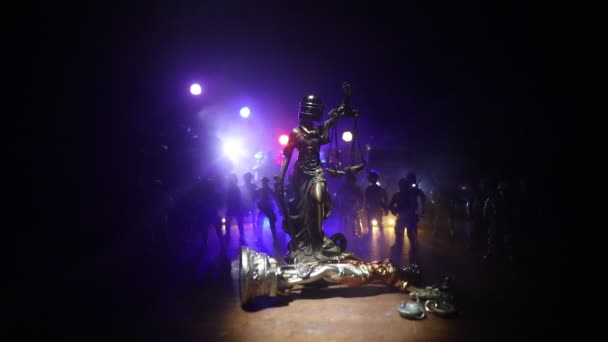 Kein Gesetz Oder Diktaturkonzept Die Statue Der Gerechtigkeit Mit Schutzhelm — Stockvideo