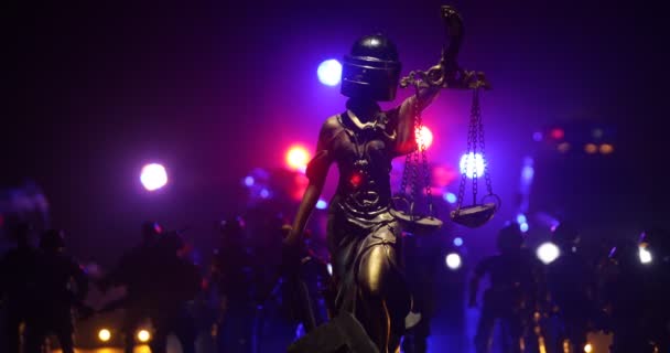 Pas Loi Concept Dictature Statue Justice Avec Casque Émeute Police — Video