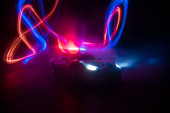 Policejní auto honí v noci auto s mlhou. 911 Pohotovostní reakce Policejní auto uhánějící na místo činu. Kreativní dekorace. Selektivní zaměření
