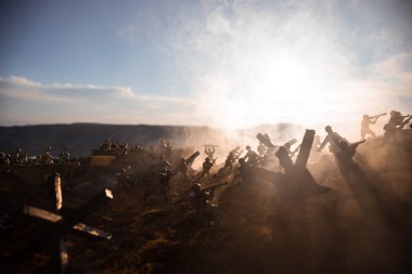 2. Dünya Savaşı canlandırması (D-Day). Oyuncak askerler, çıkarma gemileri ve kirpilerle yaratıcı dekorasyon. 6 Haziran 1944 'te Normandiya' ya inen savaş sahnesi. Seçici odak