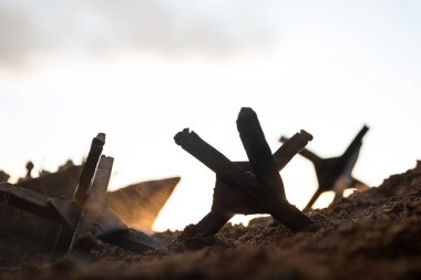 2. Dünya Savaşı canlandırması (D-Day). Oyuncak askerler, çıkarma gemileri ve kirpilerle yaratıcı dekorasyon. 6 Haziran 1944 'te Normandiya' ya inen savaş sahnesi. Seçici odak