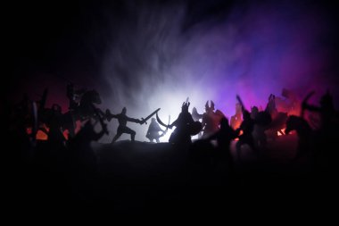 Ortaçağ savaş sahnesi. Şekillerin siluetleri ayrı nesnelerdi. Geceleri savaşçılar arasında savaşırlardı. Yaratıcı sanat dekorasyonu. Sisli bir arka plan. Seçici odak