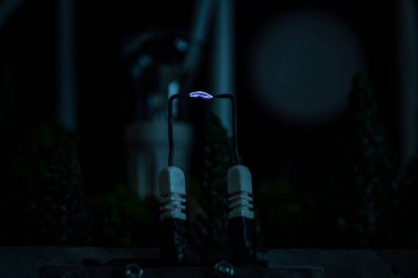 İki elektrotun arasında parlayan gerçekçi elektrik şimşeği. Endüstriyel elektrik. Makro çekim