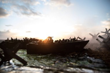 2. Dünya Savaşı canlandırması (D-Day). Oyuncak askerler, çıkarma gemileri ve kirpilerle yaratıcı dekorasyon. 6 Haziran 1944 'te Normandiya' ya inen savaş sahnesi. Seçici odak