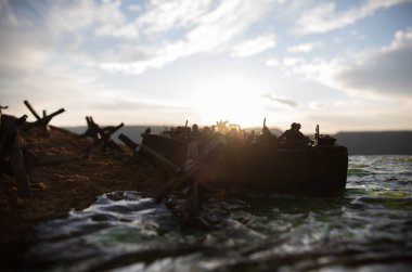 2. Dünya Savaşı canlandırması (D-Day). Oyuncak askerler, çıkarma gemileri ve kirpilerle yaratıcı dekorasyon. 6 Haziran 1944 'te Normandiya' ya inen savaş sahnesi. Seçici odak