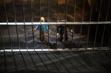 Hapisteki insanlar. Parmaklıklar ardında. Eski edepsiz hapishane minyatürü. Karanlık hapishane iç dekorasyonu. Seçici odak