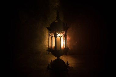 İslami bayram için gece mumlu Arap feneri. Müslüman kutsal Ramazan ayı. Bayram ve Mutlu Yıllar 'ın sonu. Boşluğu koyu arkaplanda kopyala.