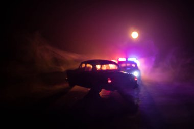 Polis arabası sisli bir arabayı gece takip ediyor. 911 acil durum arabası suç mahalline doğru hızla gidiyor. Seçici odak