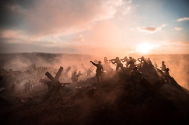2. Dünya Savaşı canlandırması (D-Day). Oyuncak askerler, çıkarma gemileri ve kirpilerle yaratıcı dekorasyon. 6 Haziran 1944 'te Normandiya' ya inen savaş sahnesi. Seçici odak