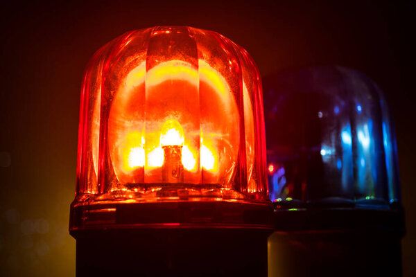 Полицейская машина синяя и красная круглая винтажная сирена в темноте. Вращение полицейской сирены в стиле ретро. Селективный фокус