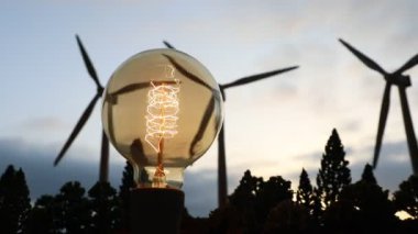Doğadaki elektrik gücü ya da temiz enerji kavramı. Rüzgar türbinleri alternatif enerji üretiyor. Küçük minyatür yaratıcı dekorasyon