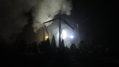Doğadaki elektrik gücü ya da temiz enerji kavramı. Rüzgar türbinleri alternatif enerji üretiyor. Küçük minyatür yaratıcı dekorasyon