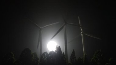 Doğadaki elektrik gücü ya da temiz enerji kavramı. Rüzgar türbinleri alternatif enerji üretiyor. Küçük minyatür yaratıcı dekorasyon