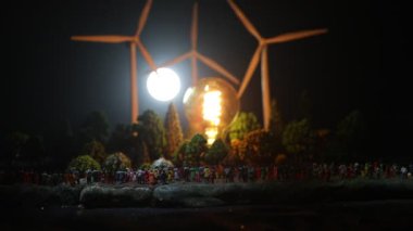 Doğadaki elektrik gücü ya da temiz enerji kavramı. Rüzgar türbinleri alternatif enerji üretiyor. Küçük minyatür yaratıcı dekorasyon