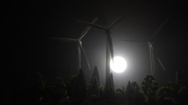 Doğadaki elektrik gücü ya da temiz enerji kavramı. Rüzgar türbinleri alternatif enerji üretiyor. Küçük minyatür yaratıcı dekorasyon