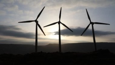 Doğadaki elektrik gücü ya da temiz enerji kavramı. Rüzgar türbinleri alternatif enerji üretiyor. Küçük minyatür yaratıcı dekorasyon
