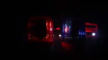 Polis arabası, karanlıkta mavi ve kırmızı, klasik siren. Dönüşümlü polis sireni. Seçici odak