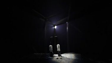 Doğadaki elektrik gücü ya da temiz enerji kavramı. Rüzgar türbinleri alternatif enerji üretiyor. Küçük minyatür yaratıcı dekorasyon