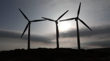 Doğadaki elektrik gücü ya da temiz enerji kavramı. Rüzgar türbinleri alternatif enerji üretiyor. Küçük minyatür yaratıcı dekorasyon