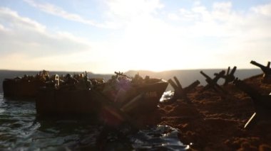 2. Dünya Savaşı canlandırması (D-Day). Oyuncak askerler, çıkarma gemileri ve kirpilerle yaratıcı dekorasyon. Normandiya savaş sahnesi 6 Haziran 1944