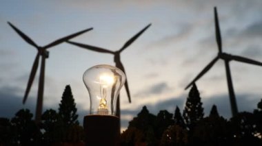 Doğadaki elektrik gücü ya da temiz enerji kavramı. Rüzgar türbinleri alternatif enerji üretiyor. Küçük minyatür yaratıcı dekorasyon