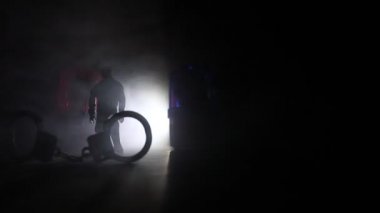 Hukuk hukuku ya da suç kavramı. Sisli bir gecede yolun ortasında tek başına duran bir adam. Kelepçeli sanat dekorasyonu, Adalet Heykeli ve sisli arka planda adalet tokmağı..
