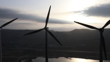 Doğadaki elektrik gücü ya da temiz enerji kavramı. Rüzgar türbinleri alternatif enerji üretiyor. Küçük minyatür yaratıcı dekorasyon