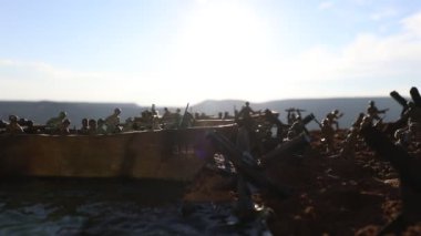 2. Dünya Savaşı canlandırması (D-Day). Oyuncak askerler, çıkarma gemileri ve kirpilerle yaratıcı dekorasyon. Normandiya savaş sahnesi 6 Haziran 1944