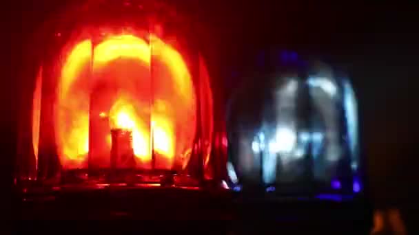 Polis Arabası Karanlıkta Mavi Kırmızı Klasik Siren Dönüşümlü Polis Sireni — Stok video