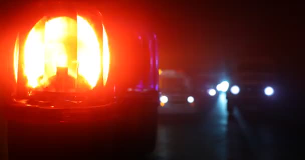 Polis Arabaları Karanlıkta Mavi Kırmızı Klasik Siren Dönüşümlü Polis Sireni — Stok video