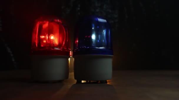黑暗中警车的蓝色和红色圆形老式警笛声 旋转复古风格的警笛 有选择的重点 — 图库视频影像