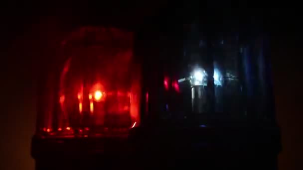 暗闇の中で警察の車の青と赤のラウンドヴィンテージサイレン レトロスタイルの警察のサイレンを回転させます 選択的焦点 — ストック動画