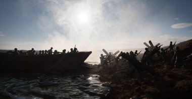 2. Dünya Savaşı canlandırması (D-Day). Oyuncak askerler, çıkarma gemileri ve kirpilerle yaratıcı dekorasyon. 6 Haziran 1944 'te Normandiya' ya inen savaş sahnesi. Seçici odak